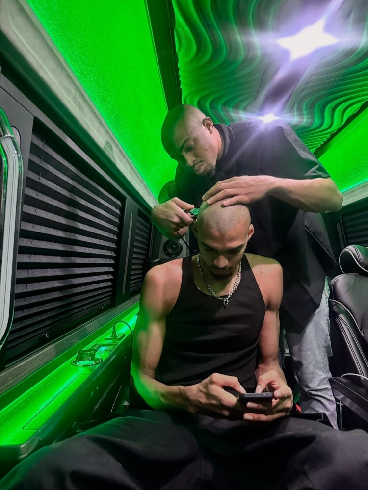 hth-光头兄弟团！凯尔登社媒晒出好友统一发型！还有为文班理发瞬间